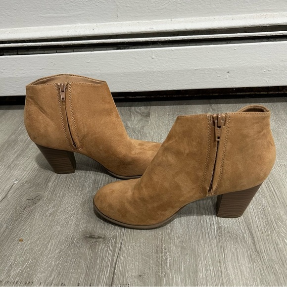 Old Navy Tan Faux Suede Ankle Block Heel Round Toe Booties Women’s Size 8 - Picture 6 of 9